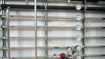 instalação do moderno tubulação sistema dentro comercial construção para eficiente encanamento e manutenção video