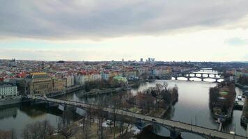 Antenne Drohne Aussicht Moldau Fluss fließend durch Prag unter wolkig Himmel video