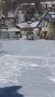 Mann Skifahren im Dorf video