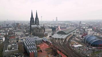 Köln, Deutschland. Köln Eisenbahn Bahnhof. im das Stadt Center ist ein groß Bahnhof mit viele Plattformen und Spuren. Antenne Aussicht von das Eisenbahn Bahnhof mit Züge video