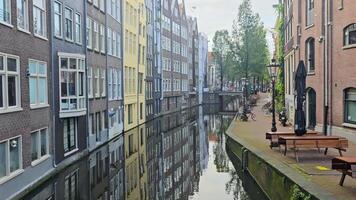 amsterdam. Países Baixos 11.11.2024 reflexões do holandês edifícios dentro amsterdam canal, pacífico águas com histórico arquitetura video