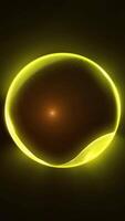 le virtuel Jaune Balle brille dans espace, en jouant avec ses bords, chatoyant avec vagues de énergie. video