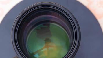 DSLR telephoto zoom lens closeup on a turntable with high angle view video