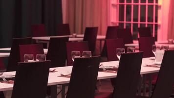 élégant vacances les tables dans vide restaurant avec chaud rouge ambiant éclairage video