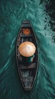 sereno río viaje de madera barco en tranquilo agua foto