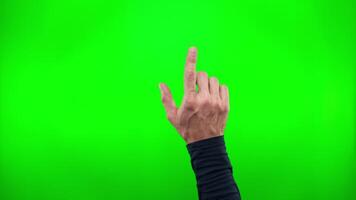 solteiro toque do índice dedo do masculino mão em verde fundo, chromakey. usando toque tela. interface conceito video
