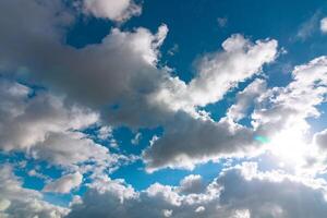 Partly cloudy sky background photo. Weather forecast concept photo