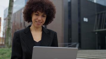 pensativo empresária contemplando uma decisão ao ar livre video