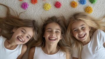 Tres muchachas sonriente y tendido en el piso con vistoso juguetes foto