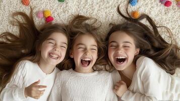 Tres joven muchachas riendo en un alfombra foto