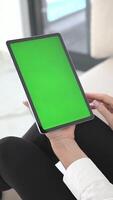 Frau Hände halten Tablette mit Grün Bildschirm drinnen, berühren Anzeige, Konzept von Digital Interaktion und Technologie im modern Lebensstil, Nahansicht Fokus auf tragbar Gerät und Chromakey Bildschirm. video