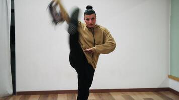 mujer metafóricamente libera sí misma desde problemas por bailando en el salón video