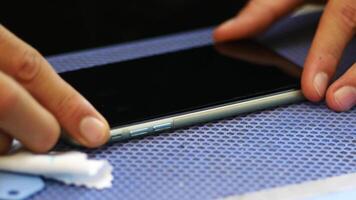 Repair tips for fixing a smartphone with a cracked screen video