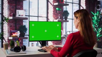 independente pessoa usando computador com verde tela para controlo remoto trabalho tarefas às casa configurar, cercado de notas e desfrutando a benefícios do cronograma flexibilidade. moderno estilo de vida. Câmera b. video