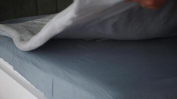 How to effectively change bed sheets with ease and speed video