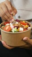 desfrutando uma fresco salada com colorida ingredientes e coberturas video