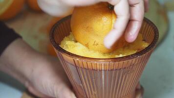 How to prepare fresh fruit juice at home using simple tools video