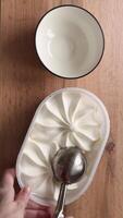 scoop ice cream with a round spoon and turn them into circles video
