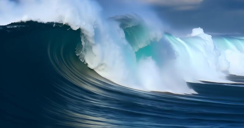 Huge scary ocean wave with splashes approaching the coast