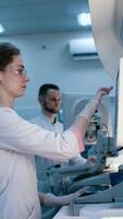 médico desenvolvimento pesquisa laboratório, químico ou Ciência cientista aluna mão dentro luva, solta água para dentro pipeta para teste análise líquido amostra dentro clínica laboratório. microbiologia, analisando para remédio video