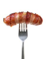 crispy bacon-wrapped sausage on isolated background, gourmet sausage wrapped in bacon, juicy grilled sausage with crispy bacon, sizzling bacon sausage close-up, high-protein breakfast food png