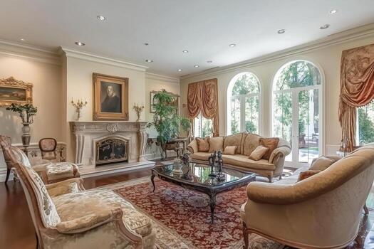 un formal vivo habitación con un hogar y grande ventanas foto