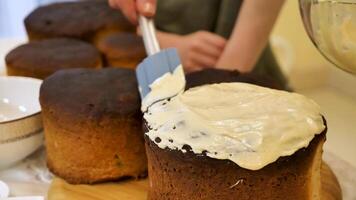 the process of making traditional easter bread cake. step- by-step instructions on preparing the dough, shaping the loaves, and baking the Kulich. video
