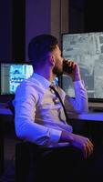 segurança guarda monitoramento cctv e comunicando através da walkie-talkie video