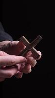 uomo pieghevole cristiano attraverso, crocifisso e Due di legno bastoni video