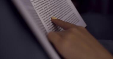 noivando dentro uma focado e atento lendo experiência com uma livro pode realçar seu compreensão video