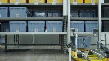 demo do automatizado varejo armazém agv robôs entregando distribuição produtos estoque em estante dentro moderno fábrica. inteligente armazém logística gestão sistema com armazém robô. ai tecnologia video