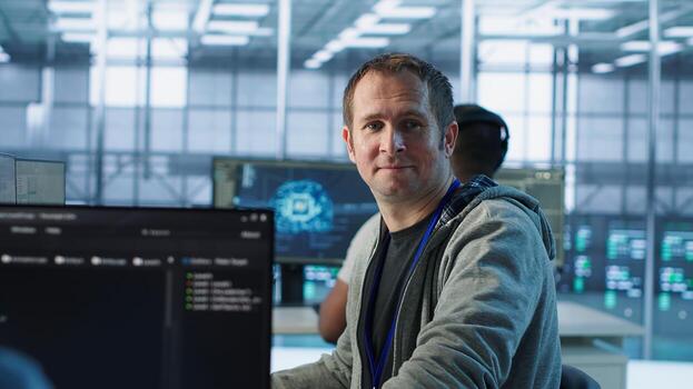 retrato de jubiloso eso experto en servidor granja asegurando valioso datos permanece blindado desde amenazas optimista técnico salvaguardar datos centrar hardware, asegurando sistema, cámara un foto