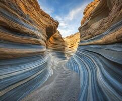 el cañón es muy estrecho y tiene un azul y blanco a rayas rock foto