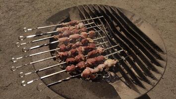 interrogatorio intenso carne brochetas shashlik en un parilla shashlik en Praga durante verano foto