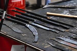 A table with several different types of knives on it photo