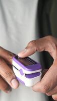 Monitoring oxygen levels with a pulse oximeter in a healthcare setting video