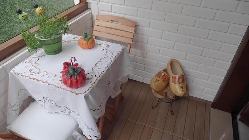 gemütlich Innen- Ecke mit Tisch, Dekorationen, und verstopft 59384565 Stock-Video bei Vecteezy