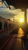 Sonnenuntergang Aussicht beim das Bahnhof mit das Zug Laufen video