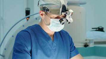 surgeon looks through a mobile microscope video