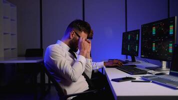 dois financeiro comerciantes dentro uma moderno escritório analisar estoque mercado dados em múltiplo monitores video