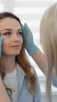 une séries de cadres spectacles une patient recevoir spécialisé soin de la peau traitement à une honorable clinique, mise en évidence le prudent évaluations et doux techniques utilisé pour optimal résultats video