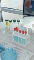 dentro uma laboratório, uma cientista dentro uma laboratório casaco pesquisas com colorida teste tubos, destacando avanços dentro vacina e remédio desenvolvimento, crucial para cuidados de saúde futuro e a importância do biotecnologia video