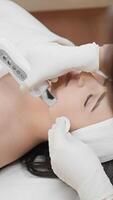 une qualifié cosmétologue des offres une approfondi faciale traitement avec Avancée technologie, livrer une relaxant et rajeunissant soin de la peau expérience adapté à le clients unique Besoins et préférences video