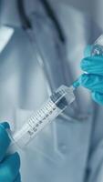 une Jeune femelle chercheur se concentre sur sa recherche, en train d'étudier échantillons et en cours d'analyse Les données à trouver Nouveau solutions dans médicament. le laboratoire est une endroit où Nouveau vaccins sont développé et testé à améliorer global santé. haute qualité 4k métrage video