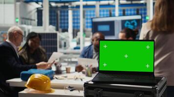 fabrik vetenskapsmän håller på med forskning och utveckling, arbetssätt på tillverkning automatisering använder sig av attrapp bärbar dator. industriell växt experter analysera teknisk data på krom nyckel anteckningsbok, kamera en video