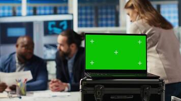 fabrik vetenskapsmän håller på med forskning och utveckling, arbetssätt på tillverkning automatisering använder sig av attrapp bärbar dator. industriell växt experter analysera teknisk data på krom nyckel anteckningsbok, kamera b video