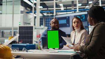 chefer i kontor granskning sol- teknologi rapporter på isolerat skärm läsplatta. aktieägare använder sig av krom nyckel enhet, diskuterar investering möjligheter i grön energi produktion, kamera en video