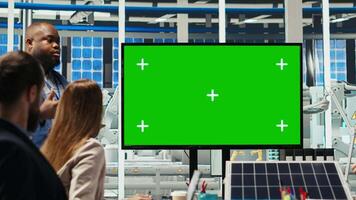 chefer i kontor granskning sol- teknologi rapporter på grön skärm övervaka. aktieägare använder sig av attrapp visa, diskuterar investering möjligheter i grön energi produktion, kamera b video