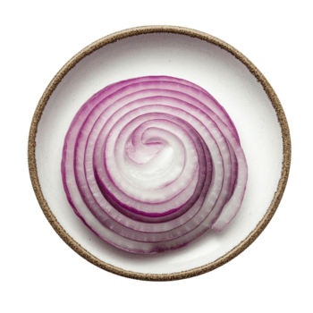 affettato cipolla disposte nel un' circolare modello su un' ceramica piatto isolato su un' trasparente sfondo, fetta cipolla nel un' piatto isolato su sfondo png