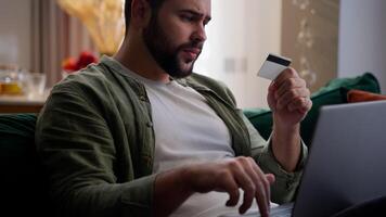 caucasiano homem o negócio masculino frustrado homem de negocios cara proprietário trabalhos computador portátil digitando computador segurando crédito cartão entrar dados transação Forma de pagamento fracasso mau conectados falhou conexão Acesso negado às casa video